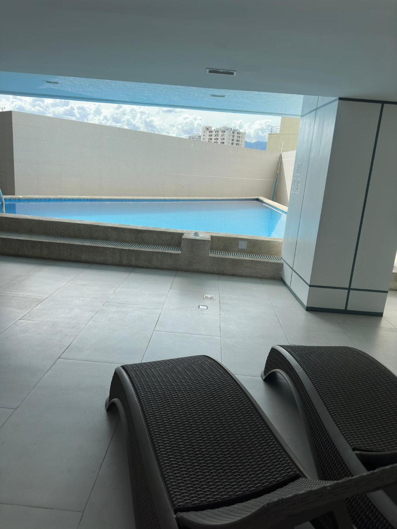 Modern & Comfy Studio - Steps From Ayala Mall, Cebu City エクステリア 写真